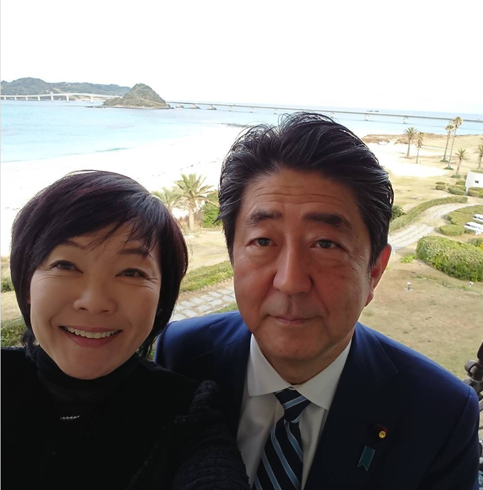 Ong Shinzo Abe va chuyen tinh dang nguong mo voi vo-Hinh-5