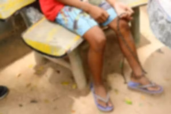 Be gai 11 tuoi bi ong ba xich chan de cam di choi