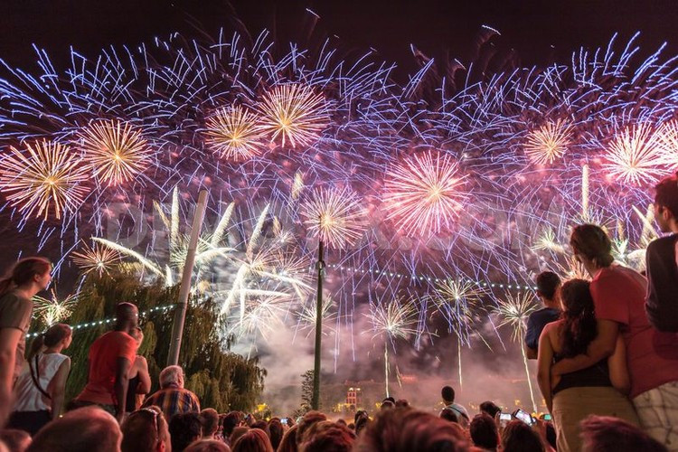 Cach nguoi dan Phap an mung trong ngay Quoc khanh Bastille-Hinh-2