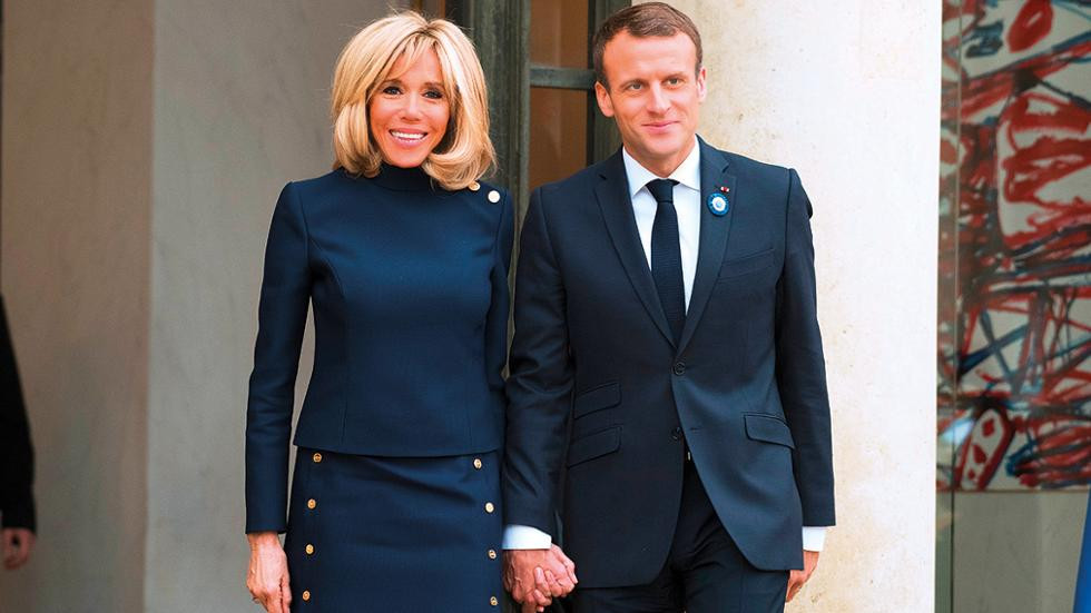 Ở tuổi 69, Đệ nhất phu nhân Pháp Brigitte Macron vẫn giữ được phong nhưng không kém phần trẻ trung và năng động, xứng đôi với Tổng thống Emmanuel Macron.