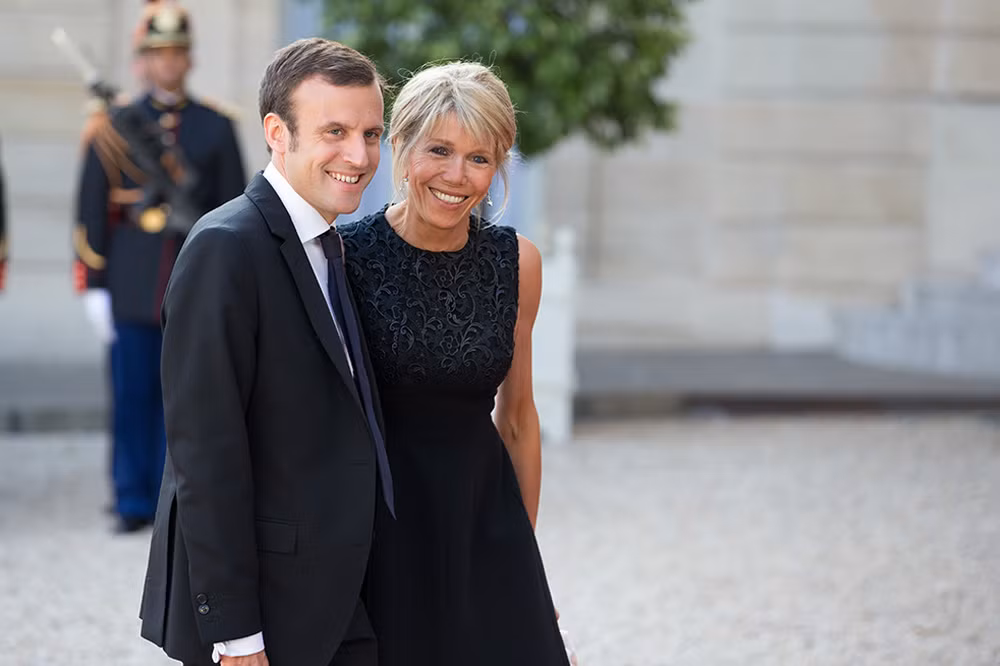 Bà thường diện các kiểu váy nhẹ nhàng, thanh lịch khi xuất hiện trong các sự kiện cùng chồng. Ảnh: IT.