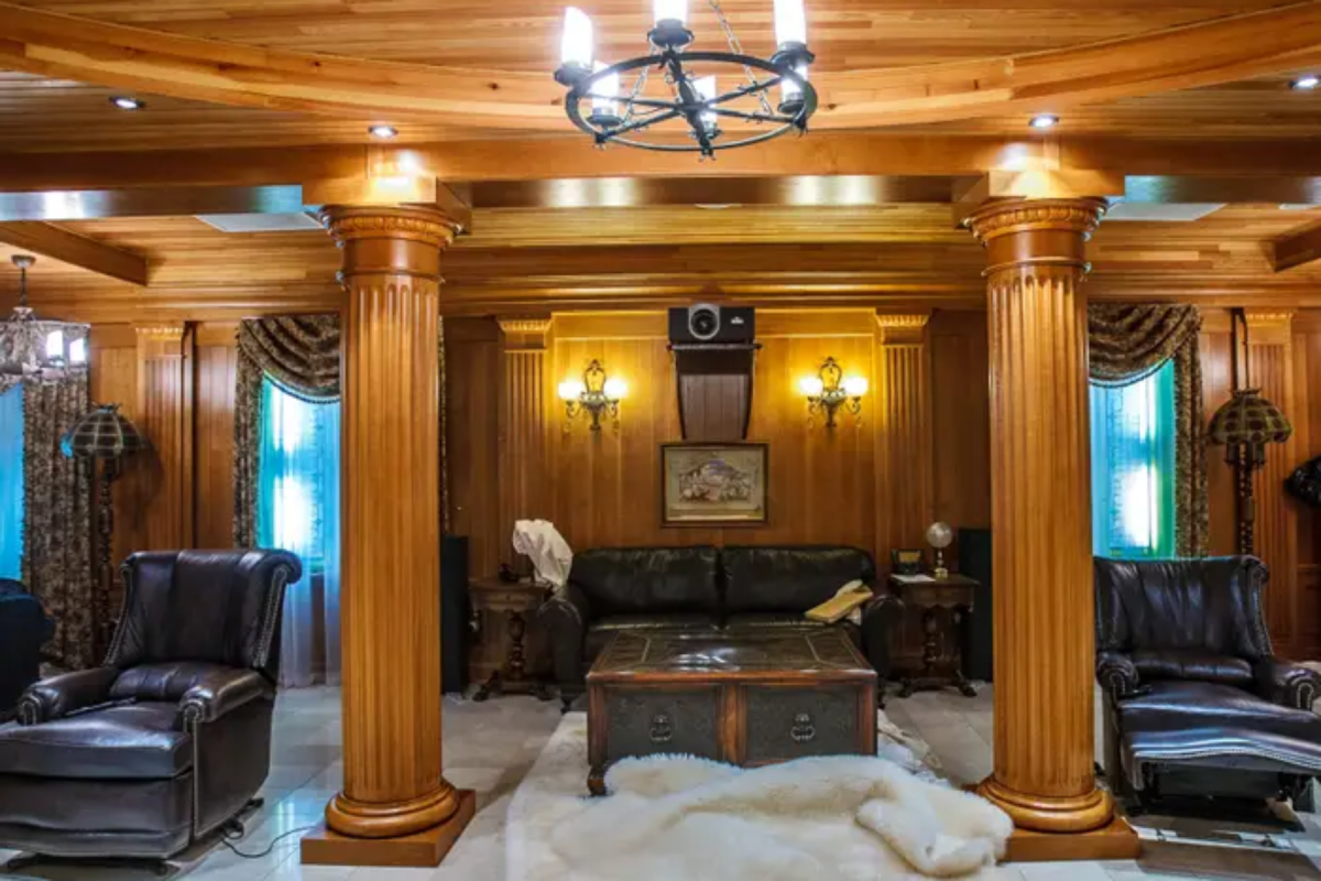 Một căn phòng trong khu nghỉ dưỡng này được trang trí bằng những đồ nội thất da và lông thú.