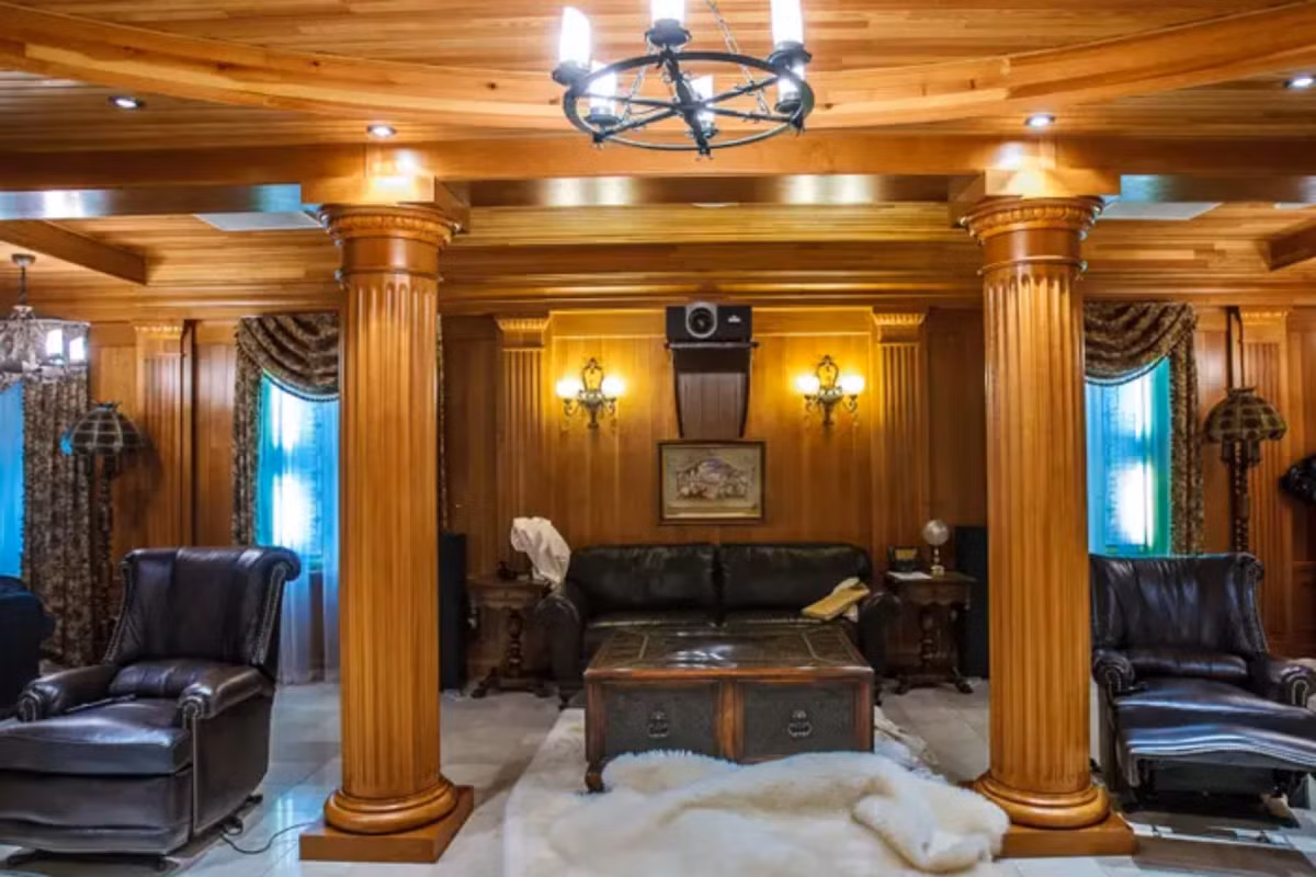 Một căn phòng trong khu nghỉ dưỡng này được trang trí bằng những đồ nội thất da và lông thú.