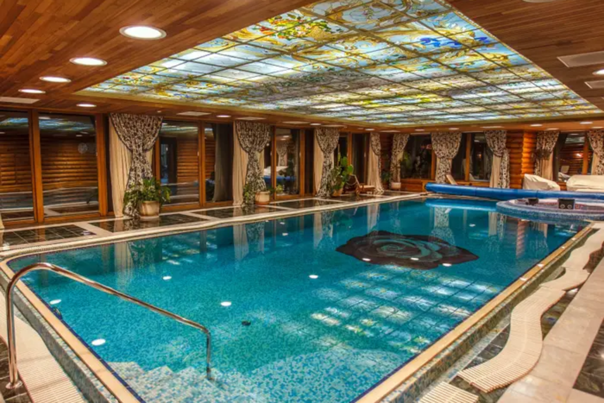 Giống như bao biệt thự xa hoa khác, dinh thự của ông Viktor Medvedchuk cũng không thể thiếu bể bơi trong nhà.