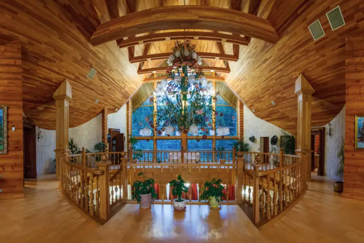 Dinh thự xa hoa nằm ở thôn quê này được xem là một trong số những nơi nghỉ dưỡng của nhà tài phiệt thân Nga.