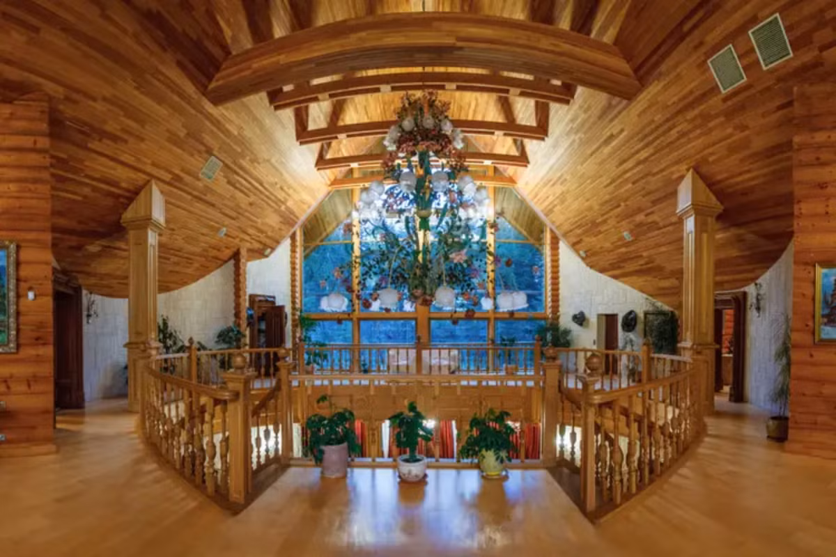 Dinh thự xa hoa nằm ở thôn quê này được xem là một trong số những nơi nghỉ dưỡng của nhà tài phiệt thân Nga.