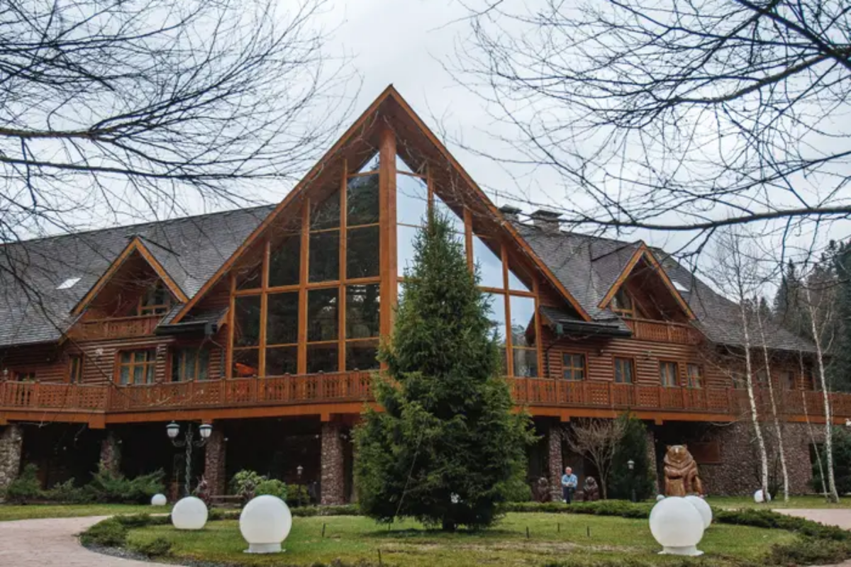 Nổi bật trong số tài sản của tài phiệt Viktor Medvedchuk là dinh thự Vedmezha Dibrova, thuộc vùng Volovets, tỉnh Zakarpattia, miền tây đất nước. Cửa sổ kính suốt từ trần đến sàn tô điểm cho nội thất ngôi nhà.