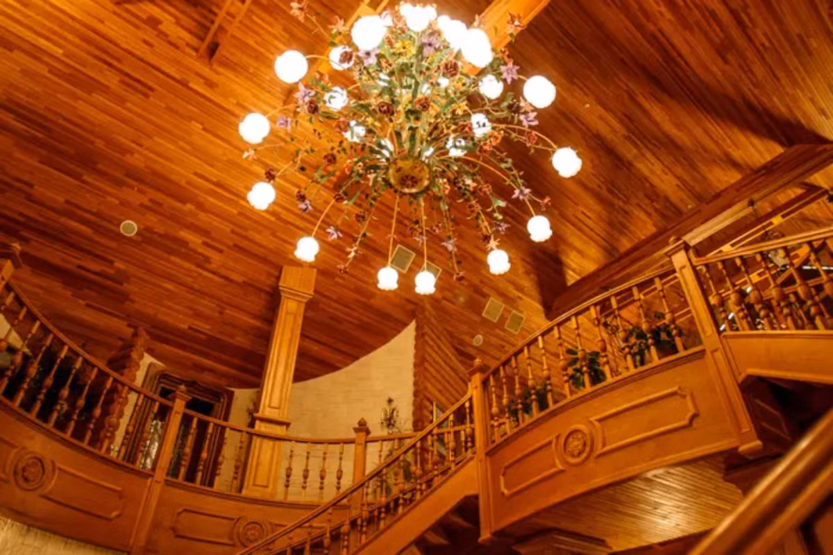 Nội thất của biệt thự hầu như được làm bằng gỗ với cầu thang được thiết kế theo phong cách cổ điển và cửa sổ kính sát trần.