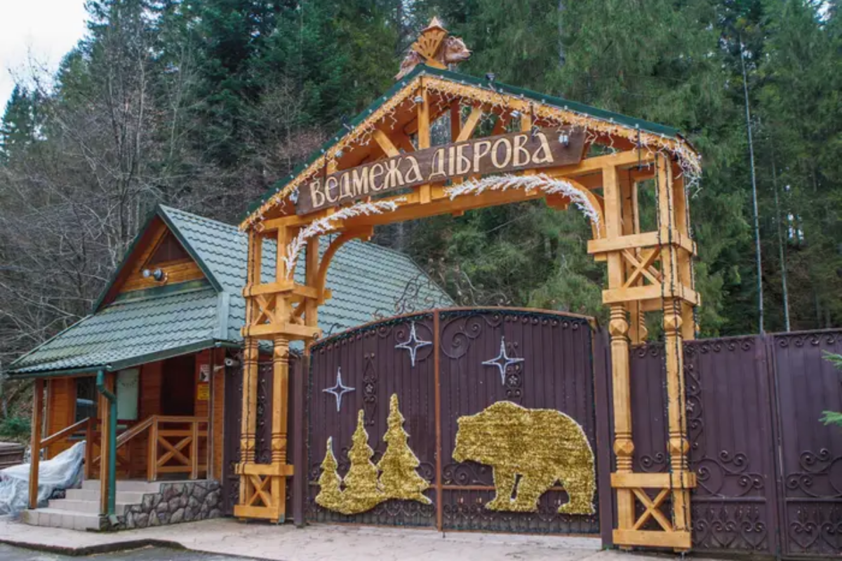 Theo CNBC, khối tài sản bị tịch thu của tài phiệt Ukraine thân Nga Viktor Medvedchuk ngày 15/4 bao gồm 26 ô tô, 32 căn hộ, 23 ngôi nhà, 30 lô đất, 17 điểm đậu xe và 1 du thuyền. Ảnh cổng vào dinh thự Vedmezha Dibrova.