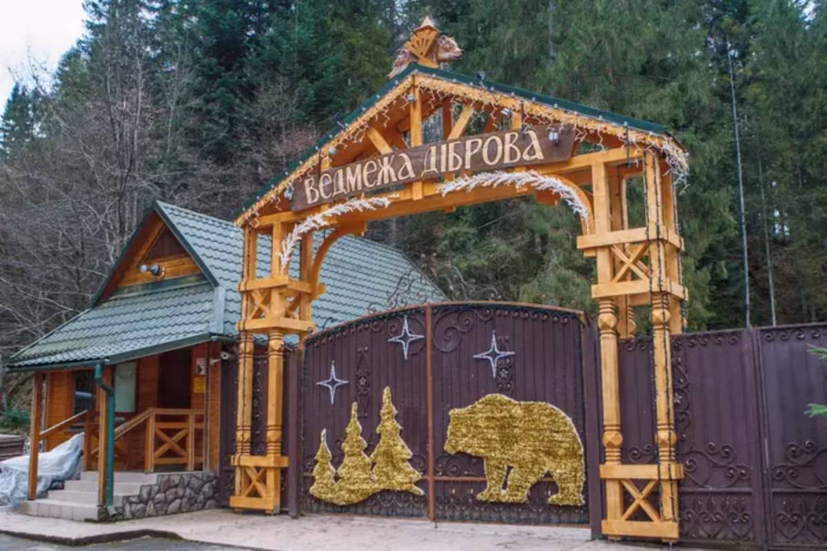 Theo CNBC, khối tài sản bị tịch thu của tài phiệt Ukraine thân Nga Viktor Medvedchuk ngày 15/4 bao gồm 26 ô tô, 32 căn hộ, 23 ngôi nhà, 30 lô đất, 17 điểm đậu xe và 1 du thuyền. Ảnh cổng vào dinh thự Vedmezha Dibrova.