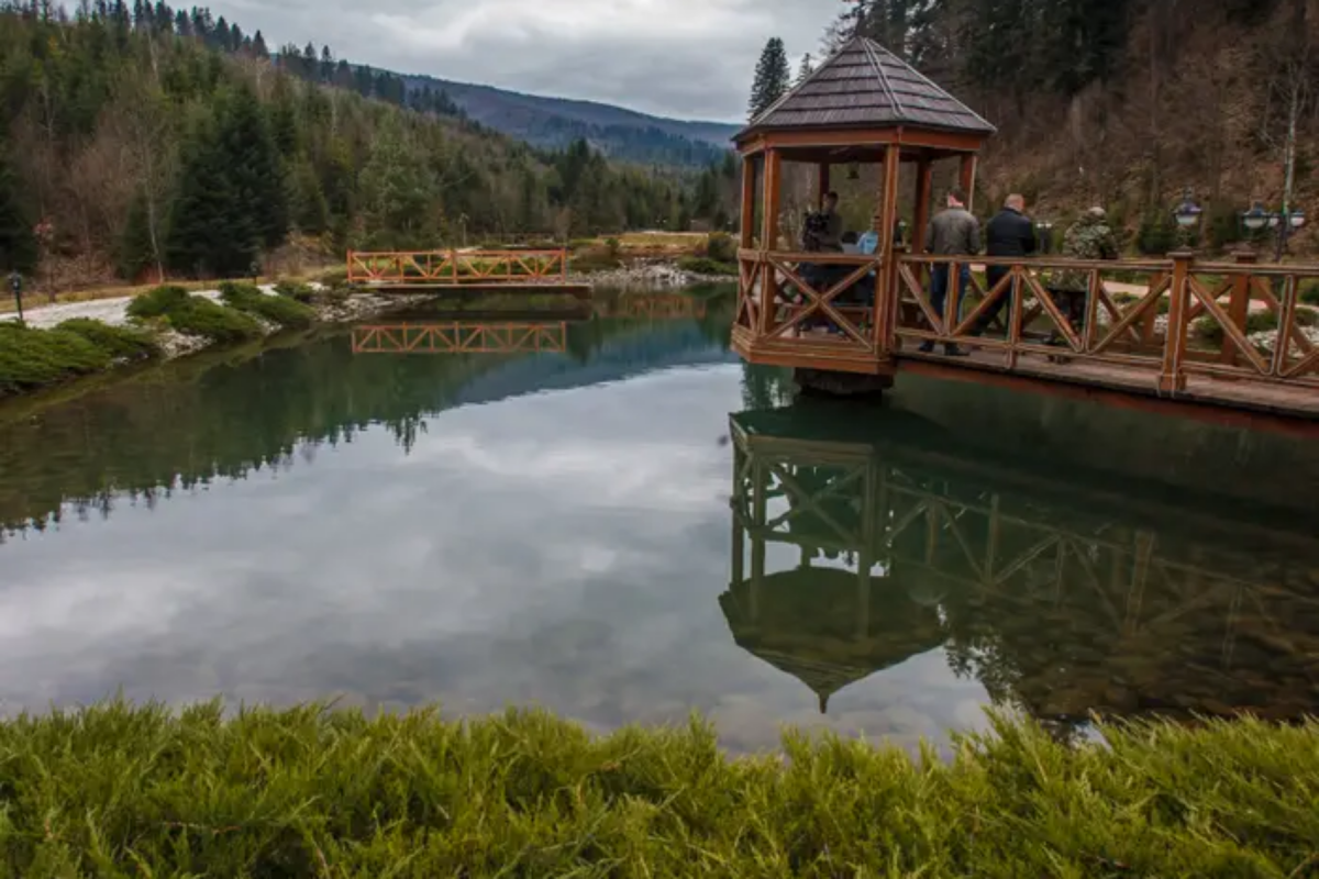 Hồ nước nhân tạo xanh trong nằm trong khuôn viên của dinh thự.