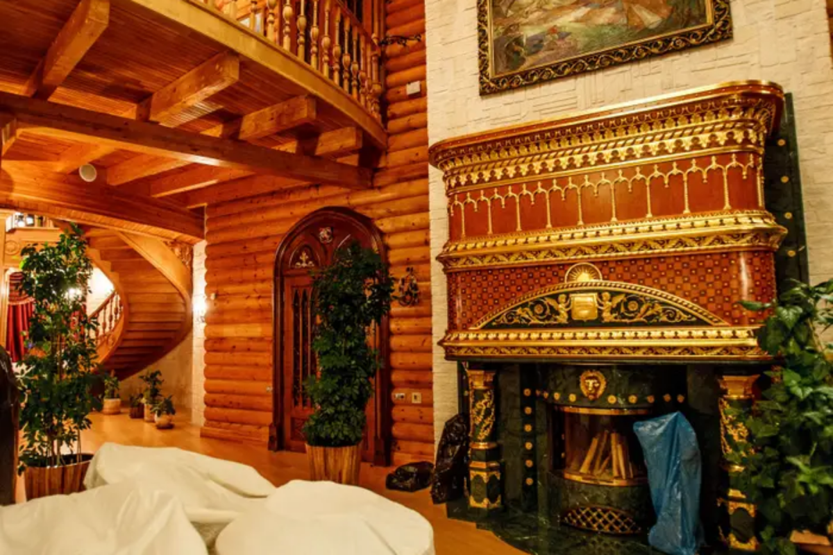 Trong dinh thự Vedmezha Dibrova có nhiều lò sưởi được trang trí sang trọng.