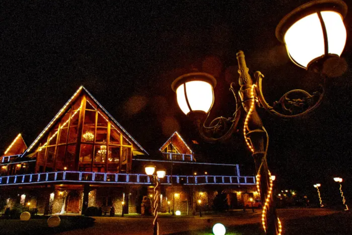 Toàn bộ ngôi nhà được thắp sáng bằng ánh sáng xa hoa mỗi tối. Ảnh: Ukrinform.