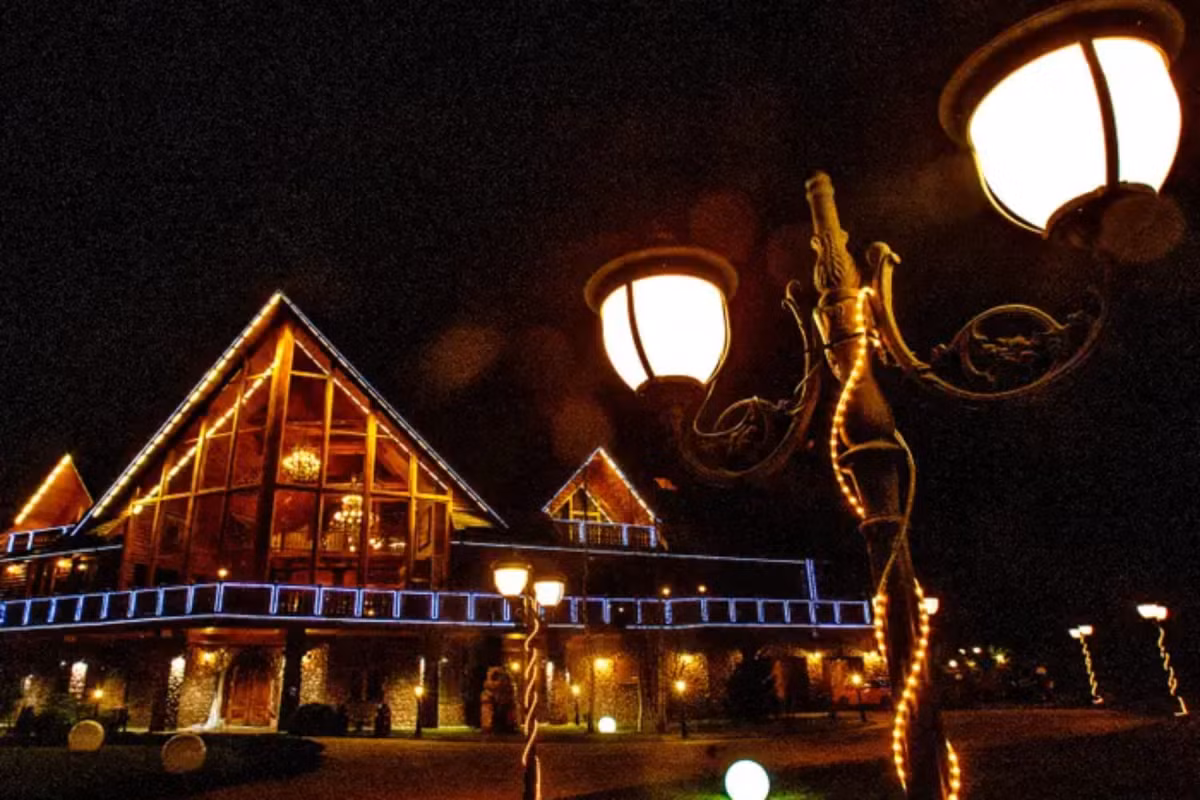 Toàn bộ ngôi nhà được thắp sáng bằng ánh sáng xa hoa mỗi tối. Ảnh: Ukrinform.