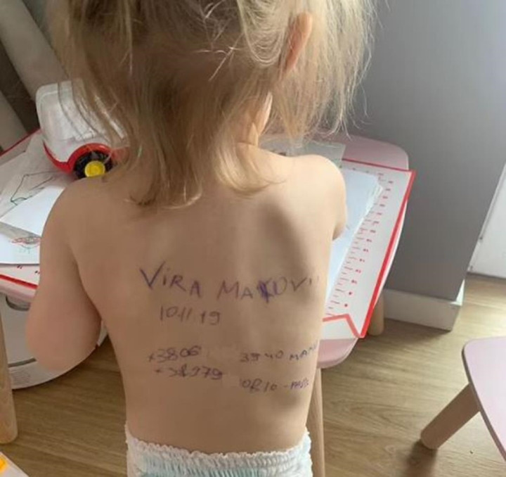 Xot xa nguoi me Ukraine viet ten len lung con phong luc chia ly