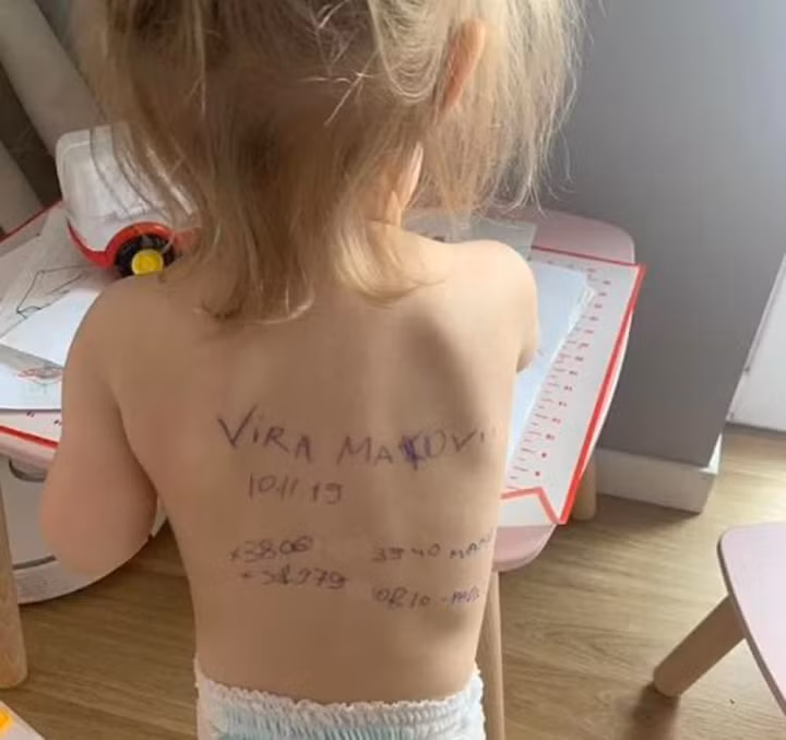 Xot xa nguoi me Ukraine viet ten len lung con phong luc chia ly