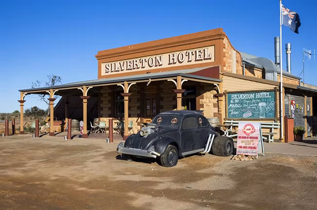 Thị trấn Silverton của Australia nổi lên vào đầu những năm 1880 sau khi phát hiện ra có mỏ bạc trong khu vực vào giữa những năm 1880. Thế nhưng, vào đầu những năm 1900, những người thợ mỏ đã chuyển đi nơi khác, thị trấn trở nên tan hoang và đổ nát. Ảnh: Insider, IT.