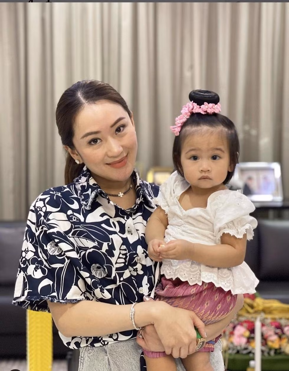 Chồng Paetongtarn là phi công thương mại và cả hai đã có một cô con gái. Không chỉ tham gia vào chính trị, Paetongtarn còn là cổ đông lớn nhất của Tập đoàn phát triển bất động sản SC Asset và sở hữu khối tài sản (tính đến năm 2021) là 4,3 tỉ bath.