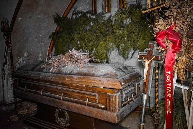 Khung canh rung ron ben trong nha tang le bi “ma am”