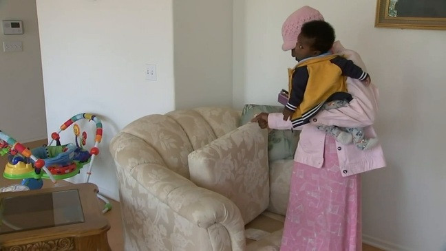 Duoc tang ghe sofa, nguoi phu nu phat hien ca boc tien ben trong