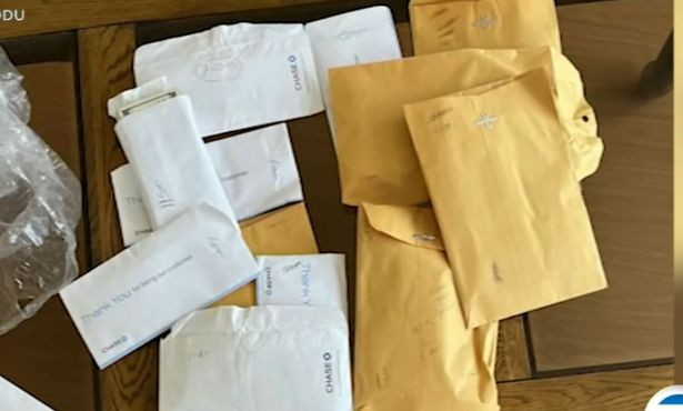 Duoc tang ghe sofa, nguoi phu nu phat hien ca boc tien ben trong-Hinh-2