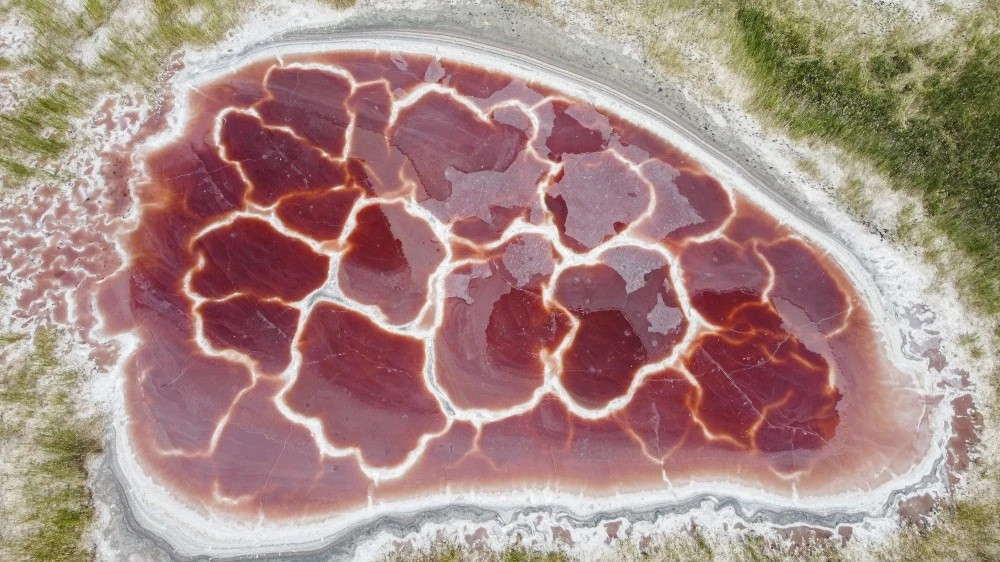 Khám phá hồ nước đỏ kỳ lạ giống trái tim giữa sa mạc - Hình 7 Kham pha ho nuoc do ky la giong trai tim giua sa mac-Hinh-7