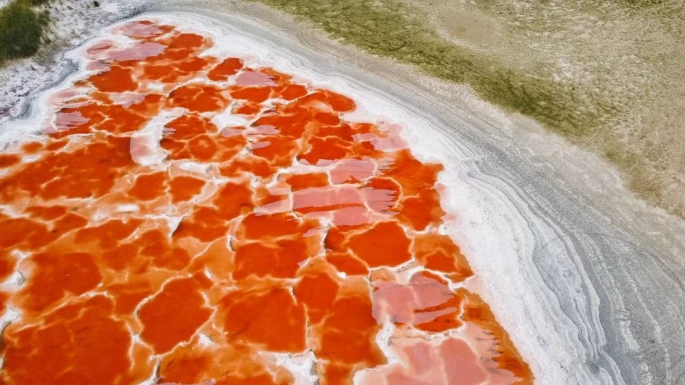 Kham pha ho nuoc do ky la giong trai tim giua sa mac-Hinh-10