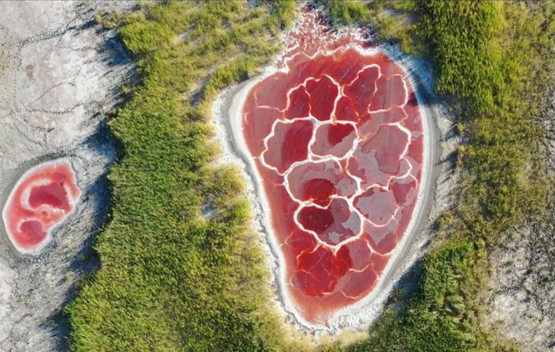 Khám phá hồ nước đỏ kỳ lạ giống trái tim giữa sa mạc - Hình 2 Kham pha ho nuoc do ky la giong trai tim giua sa mac-Hinh-2