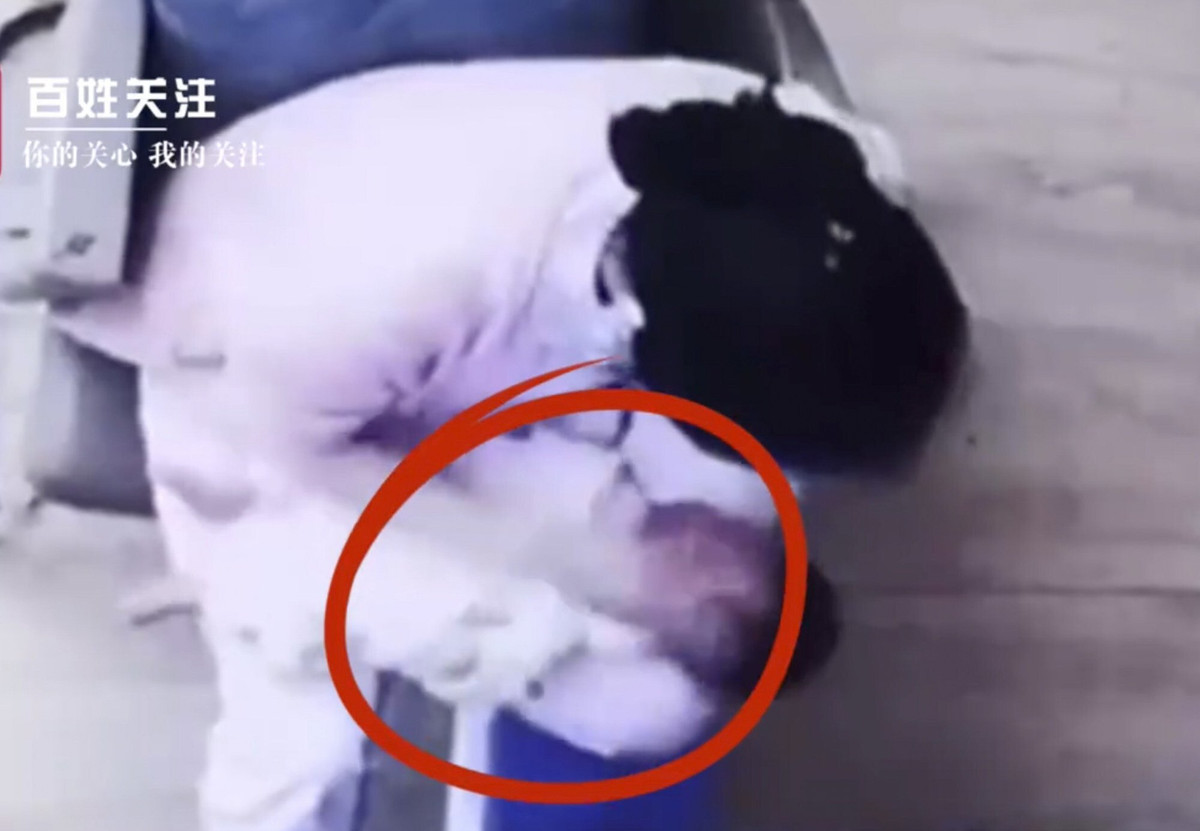 Xot xa be trai 28 ngay tuoi bi bao mau danh gay xuong dui-Hinh-2