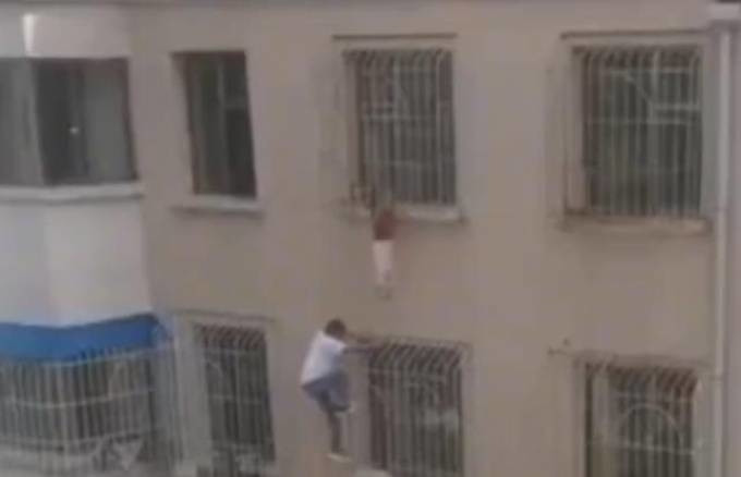 “Nghet tho” xem giai cuu be gai mac ket o cua so tang 6-Hinh-2