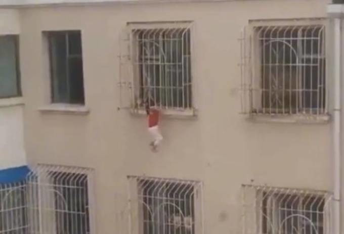 “Nghet tho” xem giai cuu be gai mac ket o cua so tang 6