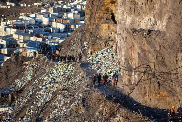 Phần lớn thời gian trong năm, nhiệt độ tại La Rinconada thường dưới 0 độ C. Thị trấn cao nhất thế giới có khí hậu lạnh giá quanh năm và bao phủ khắp nơi là rác.