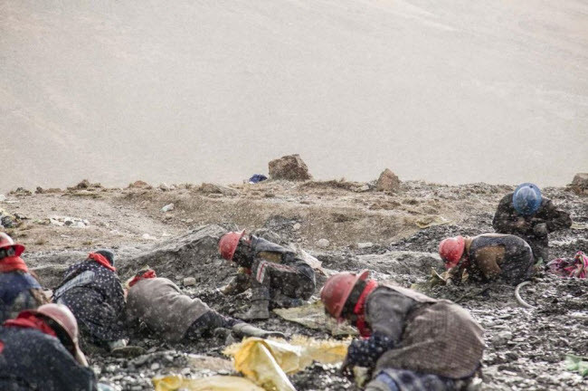 Thợ mỏ Chipanas, 45 tuổi, chia sẻ: "Điều tồi tệ nhất không phải là cái lạnh hay công việc khó khăn mà là mùi hôi thối. Nước thải chảy ngay giữa đường phố và chỉ khi tuyết phủ dày thì cái mùi này mới bớt đi". Ảnh: IT.