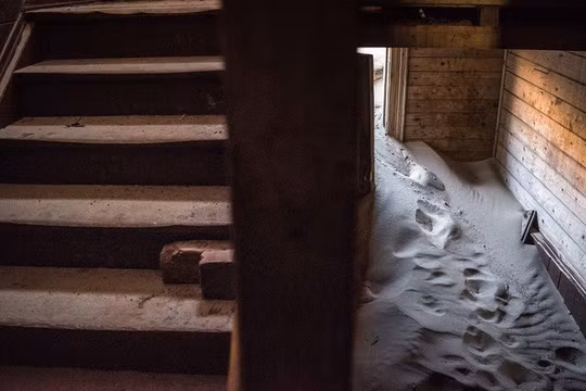 Chính vì thế, thay vì được thảnh thơi ngồi trước nhà ngắm sao trời thì người dân ngôi làng Shoyna buộc phải ở trong nhà để tránh bị vùi lấp trong cát.