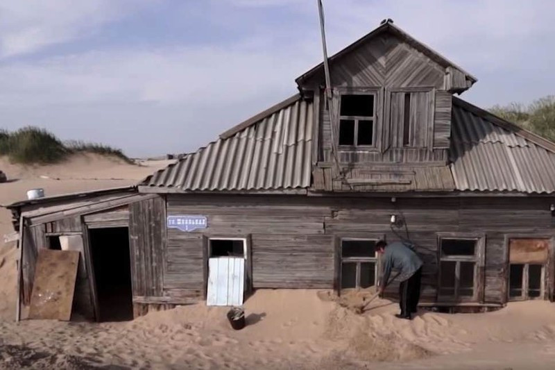 Vào đầu những năm 1990, hiện tượng này bắt đầu xuất hiện. Những cơn gió tây mang theo các cồn cát dọc theo bờ biển khiến toàn bộ ngôi nhà có thể bị bao phủ chỉ trong một đêm.