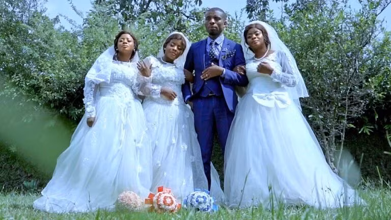 Chang trai may man duoc 3 chi em sinh ba cau hon