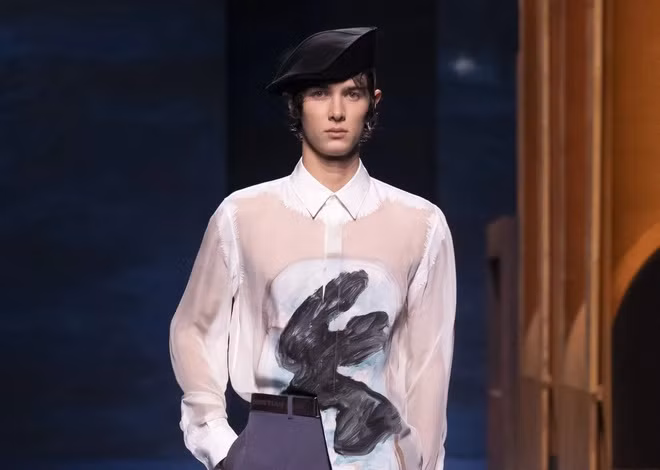 Với gương mặt góc cạnh, đôi mắt đẹp hút hồn và chiều cao 1m84 đáng mơ ước, anh trở thành một trong những thành viên Hoàng gia hiếm hoi lọt vào mắt xanh của các nhà mốt có tiếng trên thế giới.