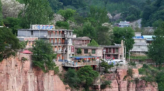 Khám phá ngôi làng nguy hiểm nhất thế giới nằm trên đỉnh núi Kham pha ngoi lang nguy hiem nhat the gioi nam tren dinh nui