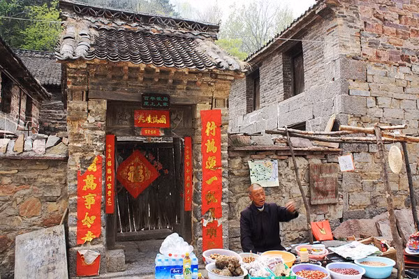 Kham pha ngoi lang nguy hiem nhat the gioi nam tren dinh nui-Hinh-9