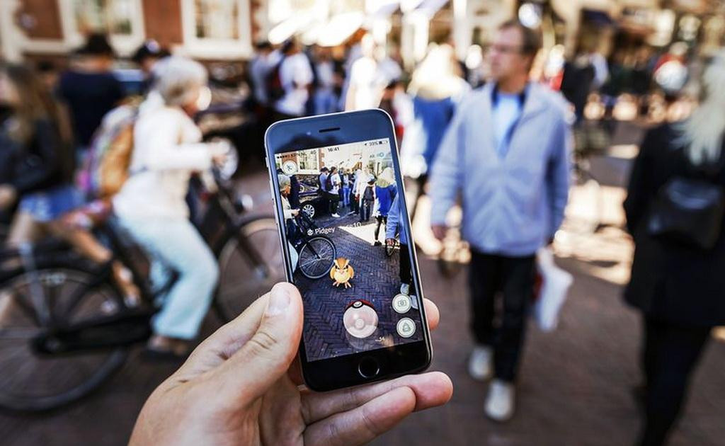 Mai bat Pokemon “quen” bat cuop, hai canh sat bi sa thai