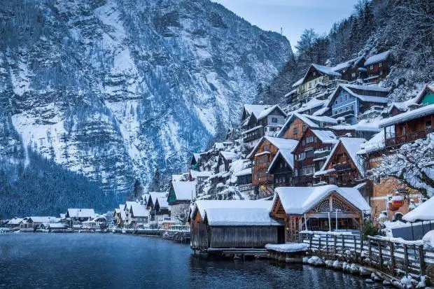 Bởi nằm ở vị trí “tọa sơn hướng thủy” nên muốn đến được Hallstatt bắt buộc phải đi thuyền/phà qua hồ.