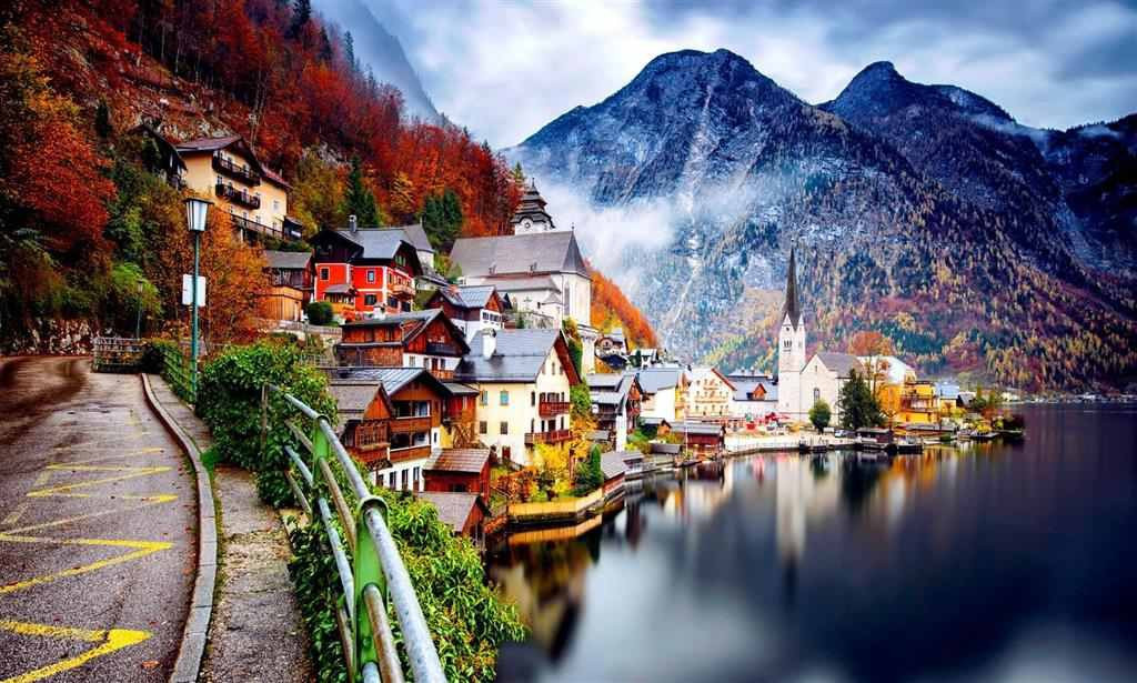 Hallstatt có vị trí tựa lưng vào núi và mặt hướng phía hồ Hallstätter See - một trong những hồ đẹp nhất nước Áo, mang đến cho nơi đây cảnh sắc thiên nhiên ngoạn mục.