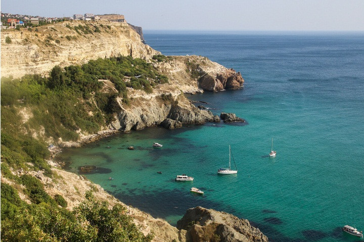 5. Bãi biển Bounty, Sevastopol: Bãi biển Bounty hay Vịnh Alexandra nằm ở Mũi Fiolent trên bờ biển phía tây nam của Crimea. Đây là một bãi biển “hoang dã” và rất nhiều người chèo thuyền đến đây để bơi.