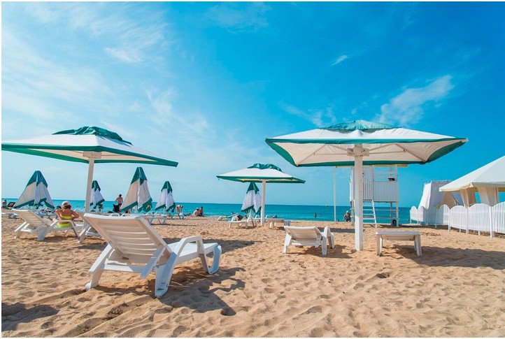 10. Bờ biển Azure, Yevpatoria: Cát trắng mịn, những ngôi nhà gỗ trắng, nhiều không gian sạch sẽ - đó là những gì bãi biển này có thể mang lại. Ảnh: RBTH.