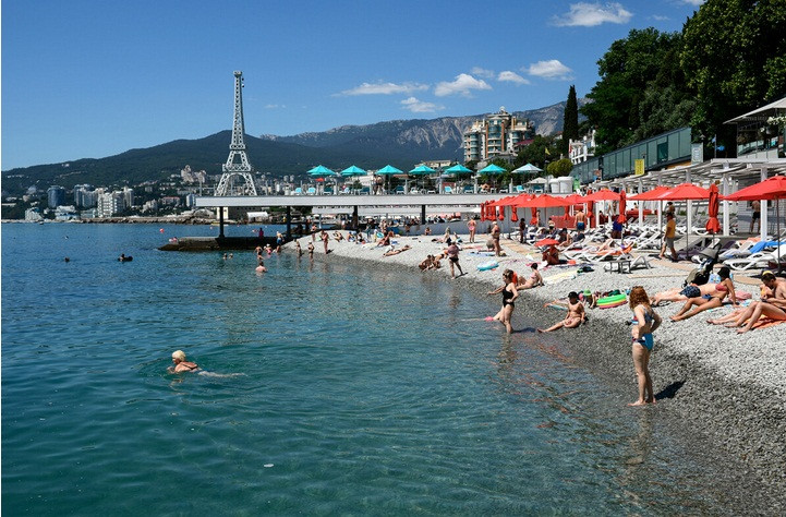 8. Bãi biển Massandra, Yaltanik: Vào buổi sáng, bãi biển Massandra biến thành một quán cà phê lớn ngoài trời: các bàn được kê ngay trên bãi biển.