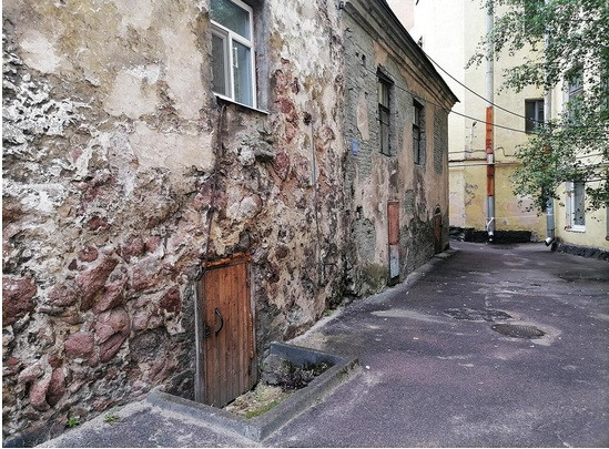 Nằm ở vị trí nguy hiểm gần biên giới với Nga, Vyborg là tiền đồn quan trọng nhất của người Thụy Điển ở phía đông, vì vậy, những ngôi nhà ở đó cũng thường được xây dựng như những pháo đài nhỏ.