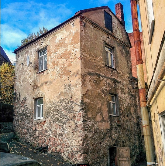 Trong trường hợp bị xâm lược, gia chủ có thể dễ dàng giấu gia đình mình sau những bức tường kiên cố dày một mét và bắn trả kẻ thù qua cửa sổ.