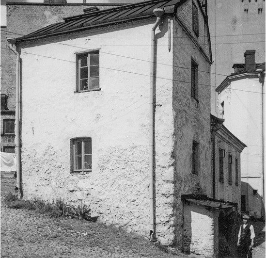 Tòa nhà hơn 400 tuổi này được xây theo kiến trúc Gothic với những bức tường vững chãi bằng những tảng đá granit khổng lồ, được gia công nhẹ.