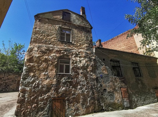 Trong những thế kỷ tiếp theo, ngôi nhà này đã được xây dựng lại nhiều lần. Có suy đoán rằng vào thế kỷ 17 đến thế kỷ 18, nó được sử dụng làm nơi ở của Hoàng đế Nga Peter Đại đế trong các chuyến thăm thành phố.