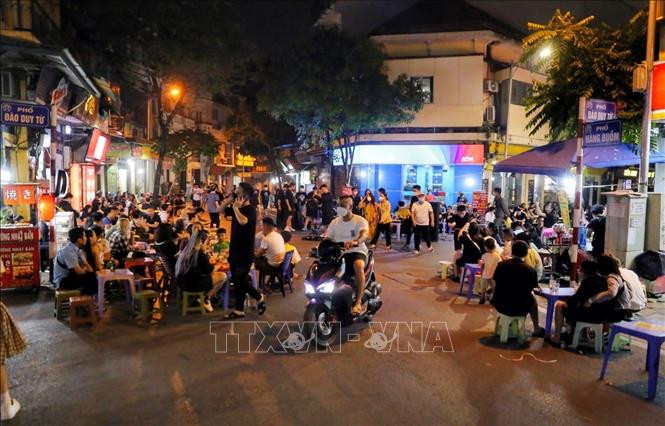 Các hàng quán cho khách ngồi tràn vỉa hè ở khu vực Đào Duy Từ-Hàng Buồm.